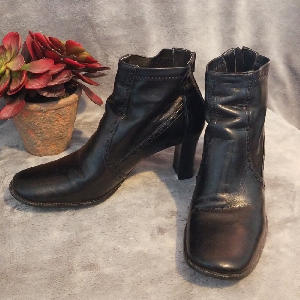 FRANCO SARTO Black Ankle Bootie